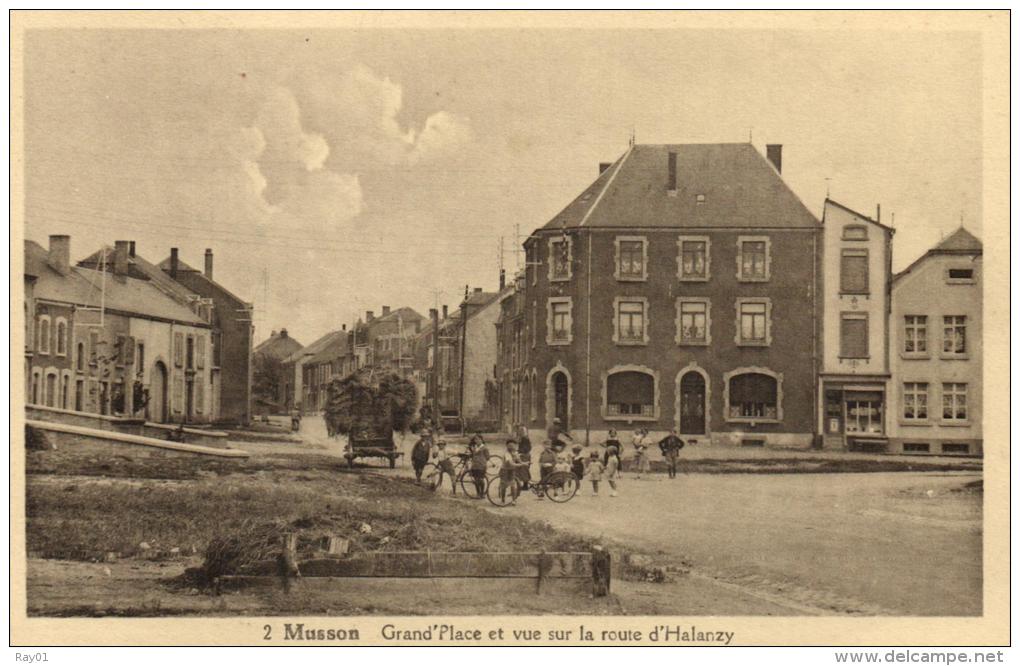 BELGIQUE - LUXEMBOURG - MUSSON - Grand'Place Et Vue Sur La Route D'Halanzy. (n°2). - Musson