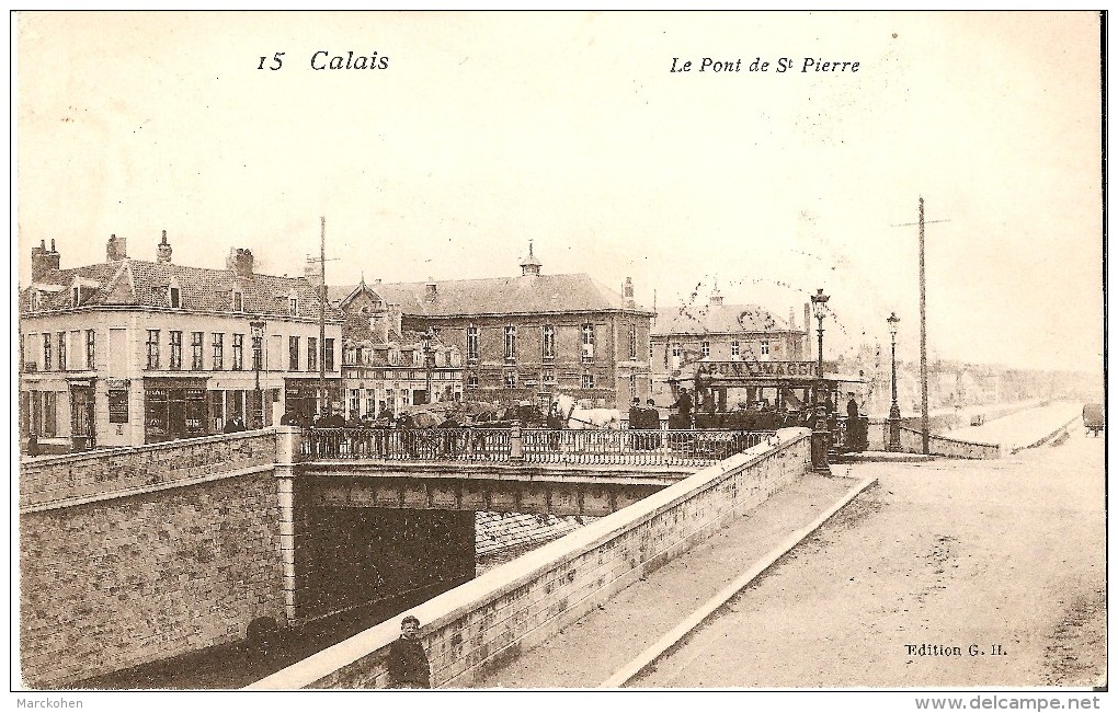 CALAIS (62) - TRANSPORTS - PUBLICITE - CAFE : PONT DE ST PIERRE. CPA ANIMEE ET RARE - Badauds, Tram à Cheval, Attelage. - Calais