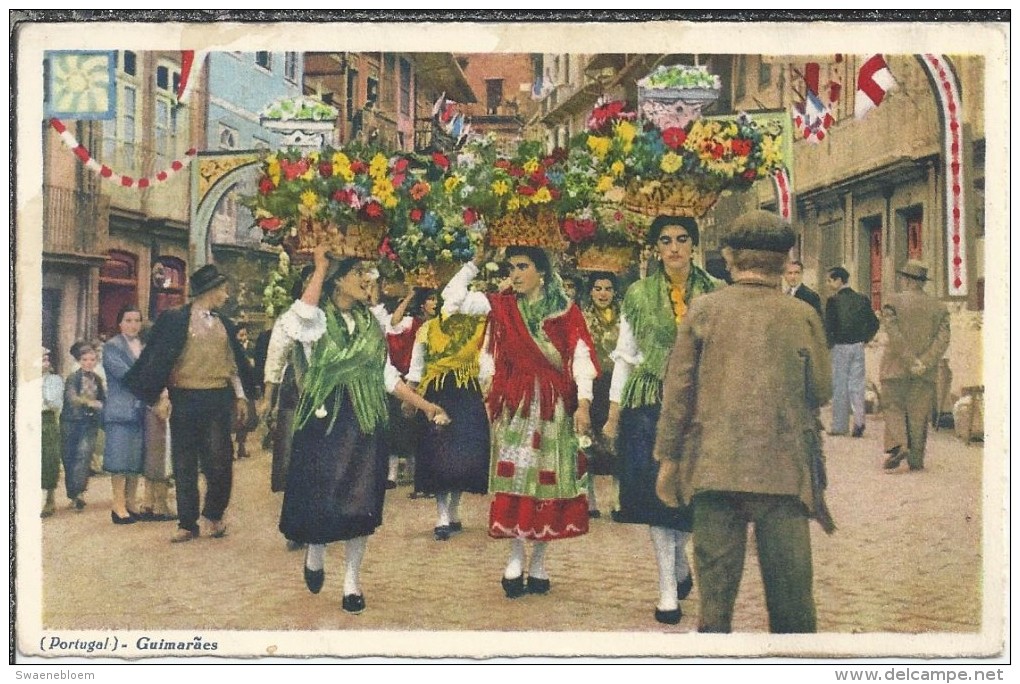 PT.- Guimarães. No Seu Maior Dia Festivo. Gualterianas. Bringing In The Flowers On The Greatest Holiday In Town Portugal - Europa