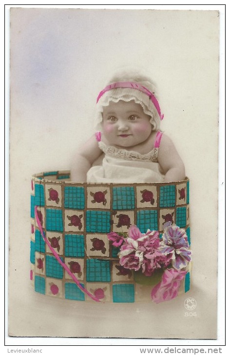 Bébé Dans Boite Cadeau/   Vers 1920    CPDIV175 - Humorkaarten