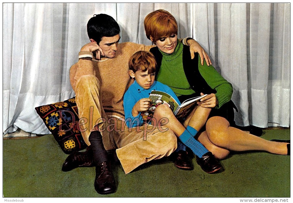 Famille En 1968 Couple Et Petit Garçon Assis Par Terre Lisant Mickey Couple And Seated Little Boy On The Ground Readind - Groepen Kinderen En Familie