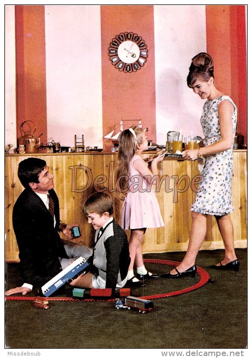 Famille En 1968 - Parents Enfants, Sodas, Gouté, Train Electrique -  Family In 1968 - Couple, Children, Sodas, Enjoyed, - Groupes D'enfants & Familles
