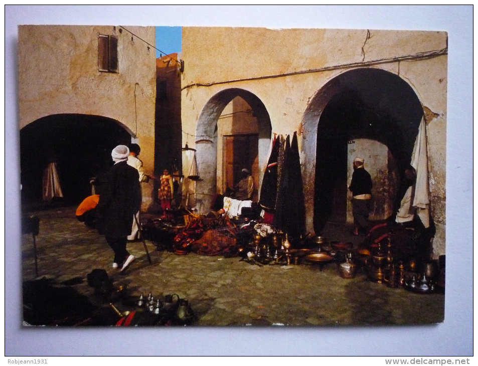 Algerie - Ghardaia ( Vendeur - Ettalage Dans La Rue ( 2 Scann ) - Ghardaia