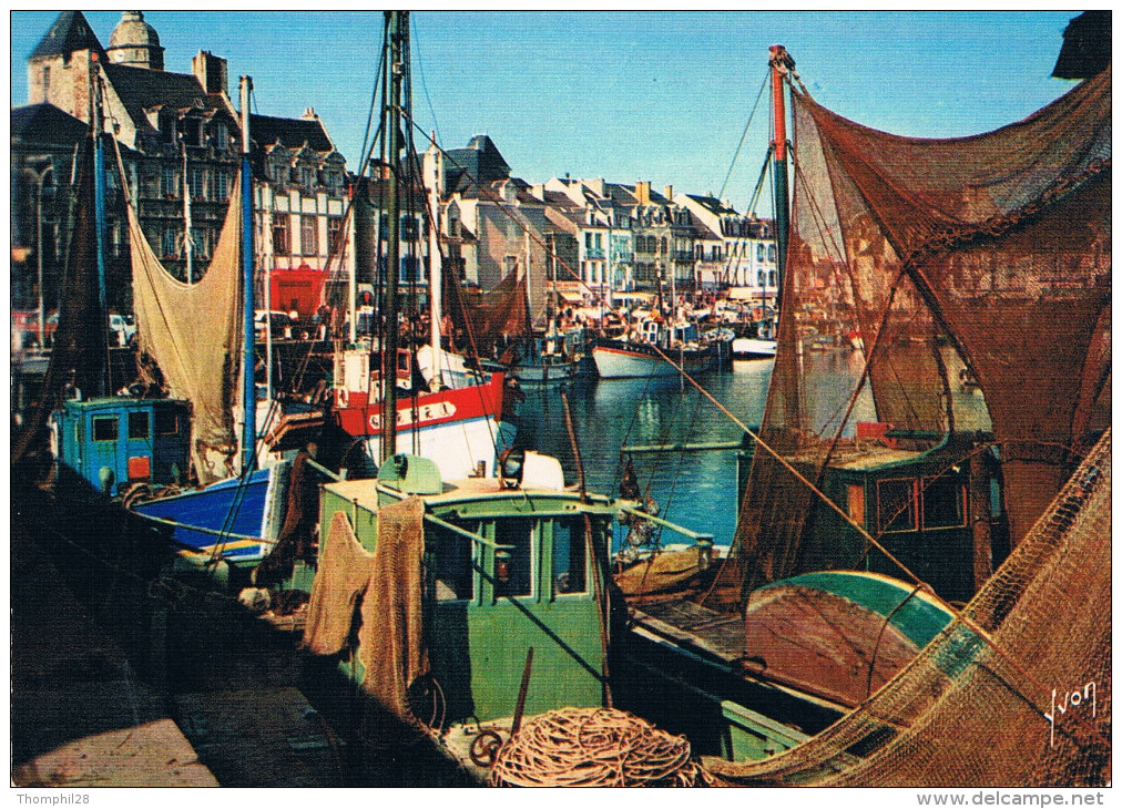 LE CROISIC (La Côte D'Amour, Loire-Atlantique) - Le Port - Bateaux De Pêche Avec Leurs Filets En Train De Sêcher - Le Croisic