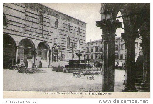 PERUGLA - PIAZZA DEL MUNICIPIO COL FIANCO DEL DUOMO - BARROWS IN SQUARE - PRINTED - UMBRIA - ITALY - Perugia