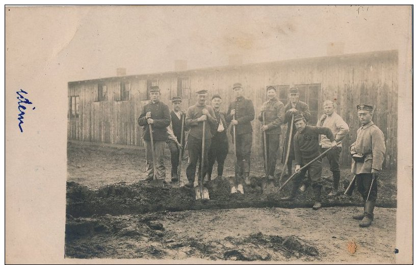 Corvée De Soldats  Français Prisonniers Au Camp D´Ohrdruf  En Allemagne En 1914.1918, Avec Un Gardien Armé - Personnages