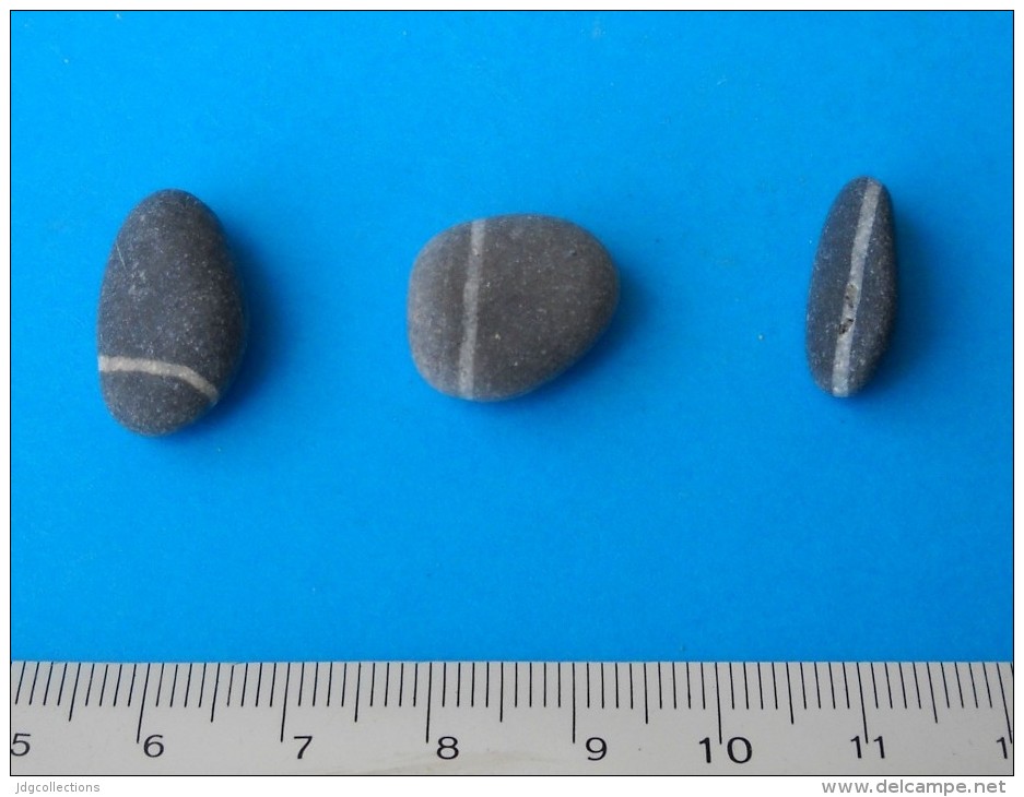 # M031 GROUP 3 WHITE STRIPED ESTEREL GREY PEBBLES ORE - South France, Provence, Mineral Minerai Minerale Erz - Minerals