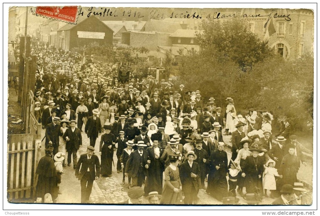 50 - Villedieu  -  Les Sociétés Allant Aux Jeux  -  Rue Du  Général De Gaulle ( Carte Photo  Rare ) - Villedieu