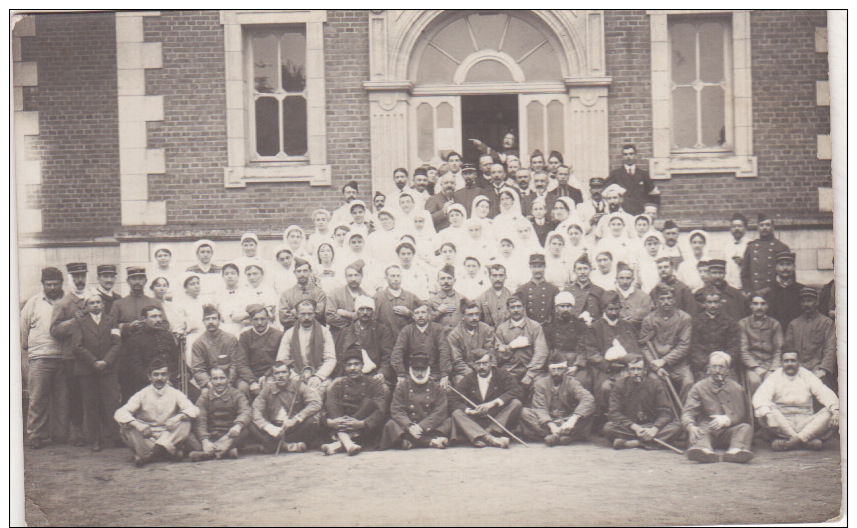 MILITARIA 14/18 - Carte Photo D´un Exterieur  D´Hopital (Poilus Blessés Et Infirmiéres   Croix Rouge ) -Lot 3 - Guerre 1914-18