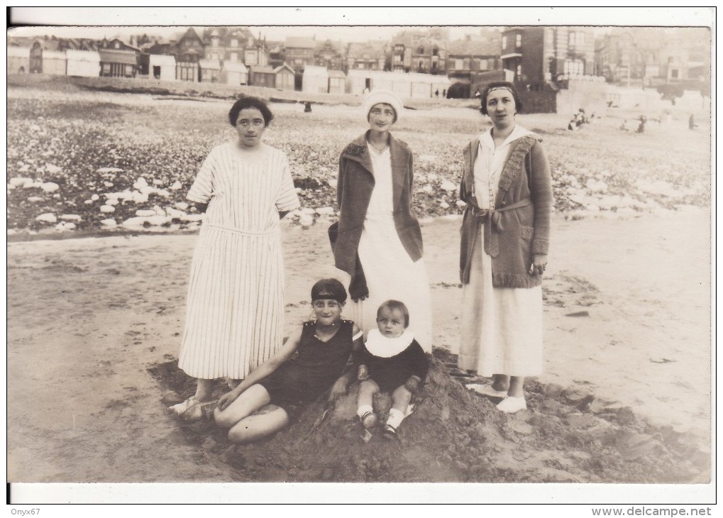 Carte Postale Photo ONIVAL (Somme) Scène De Plage-Bord De Mer-Famille-Femme-Enfant-VOIR 2 SCANS - Onival