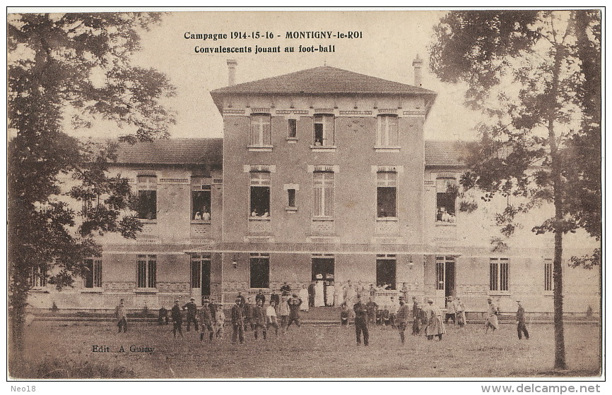 Montigny Le Roi Guerre 1914 Covalescents Jouant Au Foot Ball Stade  Edit A. Guiny Hopital Croix Rouge - Montigny Le Roi