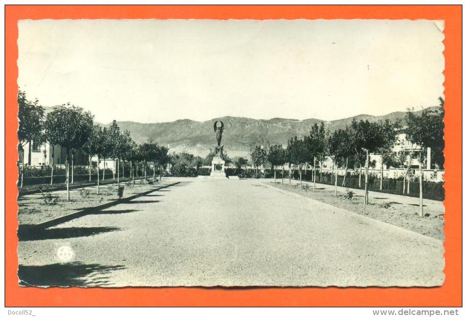 Algerie -  Batna  "   Le Monument Aux Morts Et Le Nouveau Square " - Batna