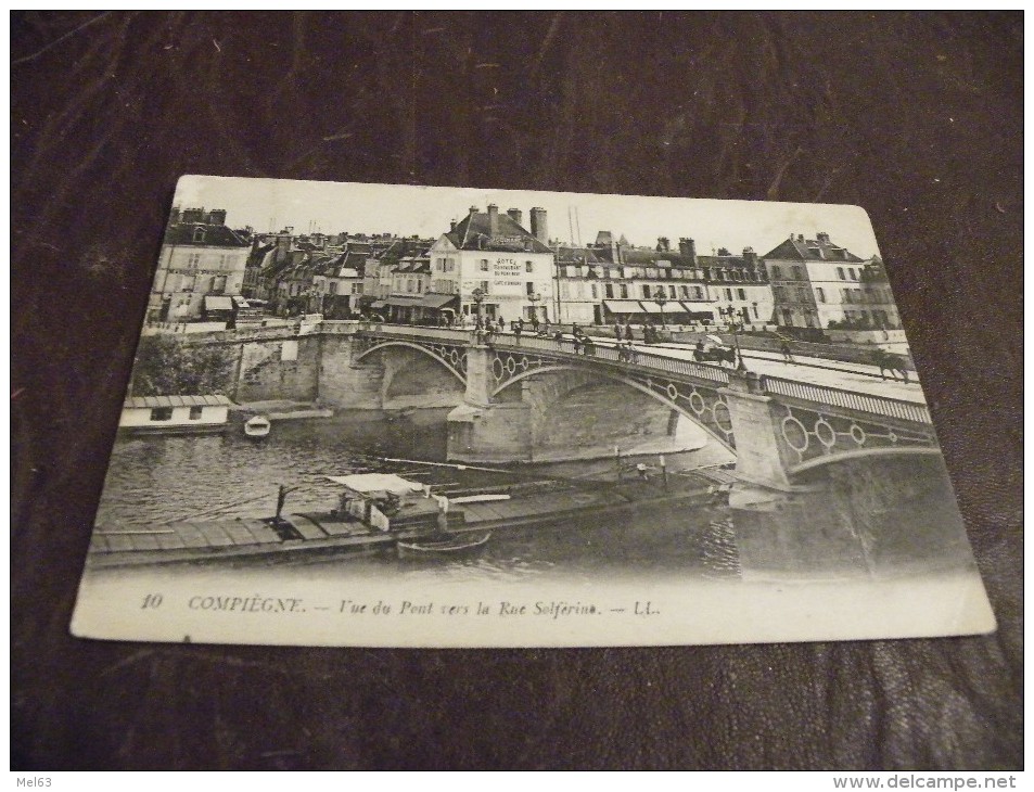 A113..CPA...BATEAU..PENICHE..COMPIEGNE..Vue Du Pont Vers La Rue Solférino....rare Beau Plan Animé..non Ecrite - Embarcaciones