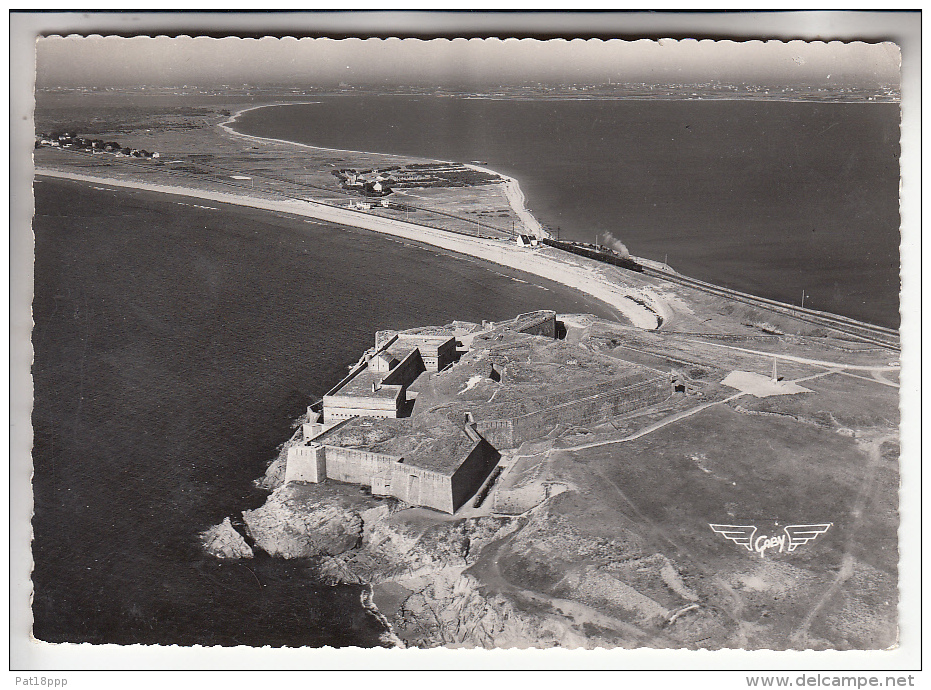 QUIBERON 56 - Fort De Penthièvre Et Monument Des Fusillés   - CPSM Dentelée Noir Et Blanc GF 1957 - Morbihan - Quiberon