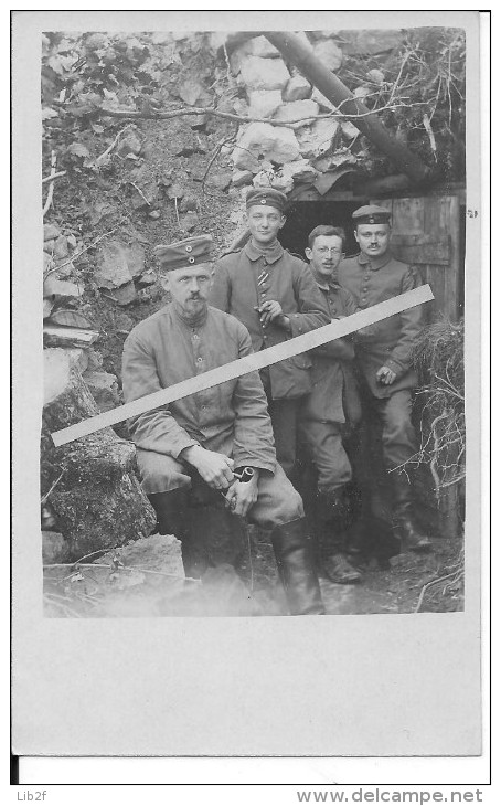 Soldats Allemands à La Sortie D´un Abri Chauffé Décoration Ruban 1carte Photo 1914-1918 14-18 Ww1 WwI Wk Poilus - War, Military