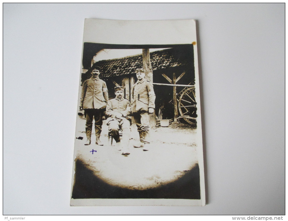 AK / Fotokarte Soldaten In Uniform - Guerre 1914-18
