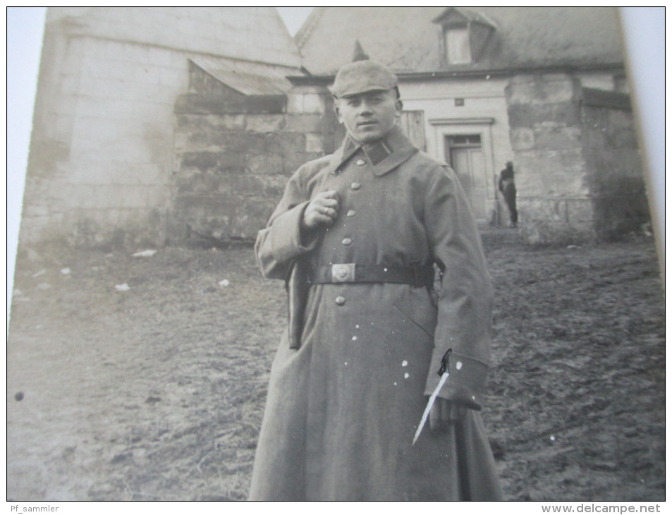 AK / Fotokarte 1. Weltkrieg Soldat In Uniform Pickelhaube Stempel: K.D. Feldpost Exp. 18. Kriegsschauplatz. F.C. Wäger - Militares