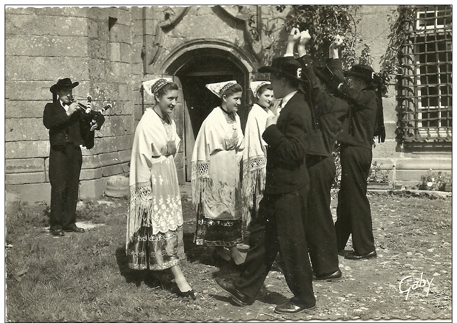 FOLKLORE DE FRANCE . LA BRETAGNE. LE LEON . LANDERNEAU FINISTERE . ESSAIS - Danses