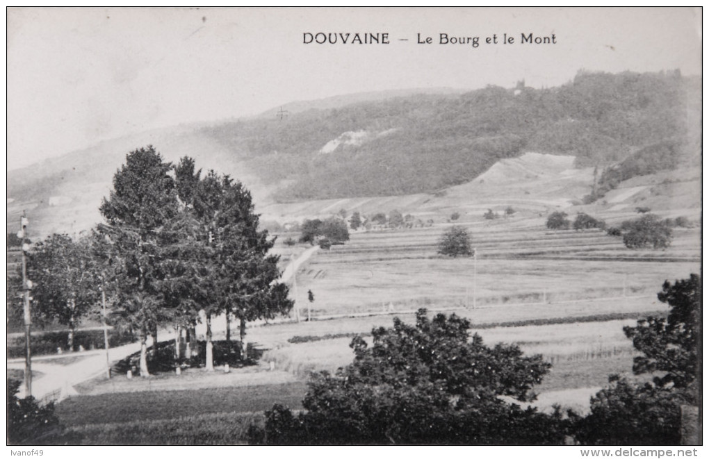 *74 -  DOUVAINE - CPA - Le Bourg Et Le Mont - Douvaine