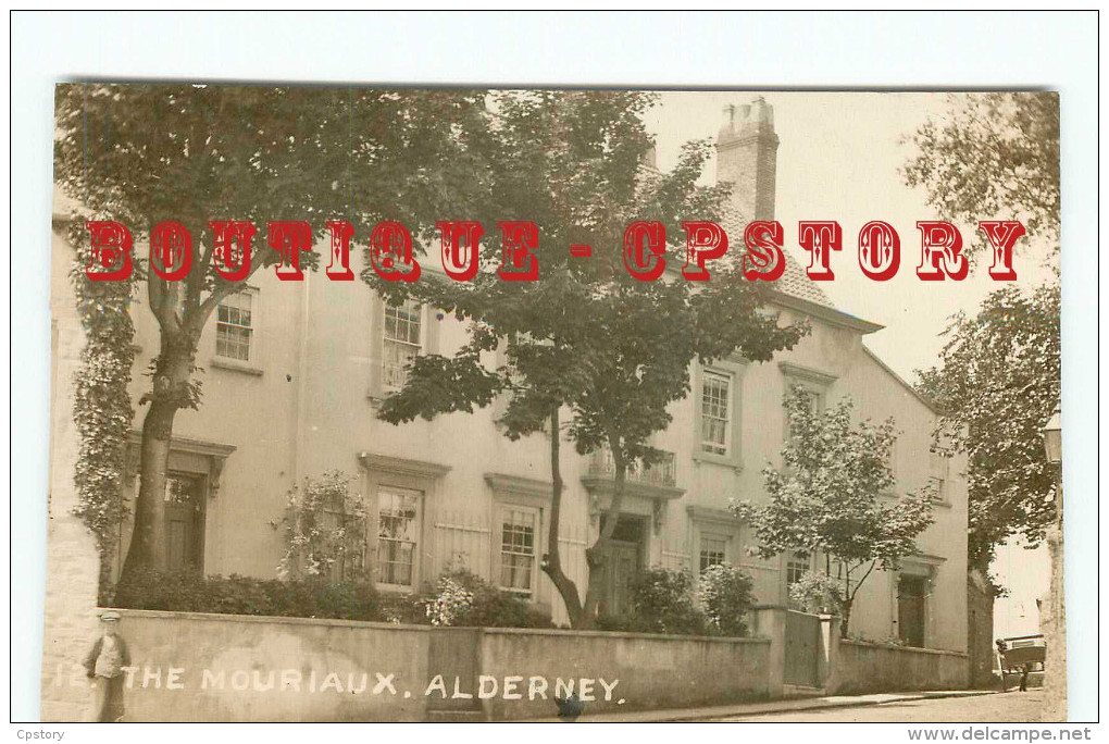 THE MOURIAUX ALDERNEY < REAL PHOTOGRAPH POSTCARD < CARTE PHOTO < DOS SCANNE - Alderney