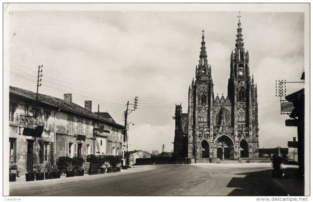 51-L´EPINE-cpsm-La Place Et La Basilique- - L'Epine