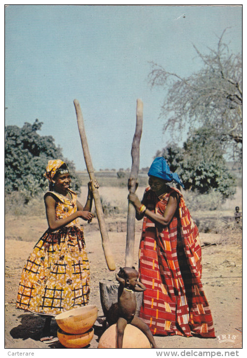 NIGER EN 1966,NIAMEY,afrique,pres Mali,algerie,tchad,femme Préparant La Soupe,pileuse,métier,enfa Nt Nue En Attente - Niger