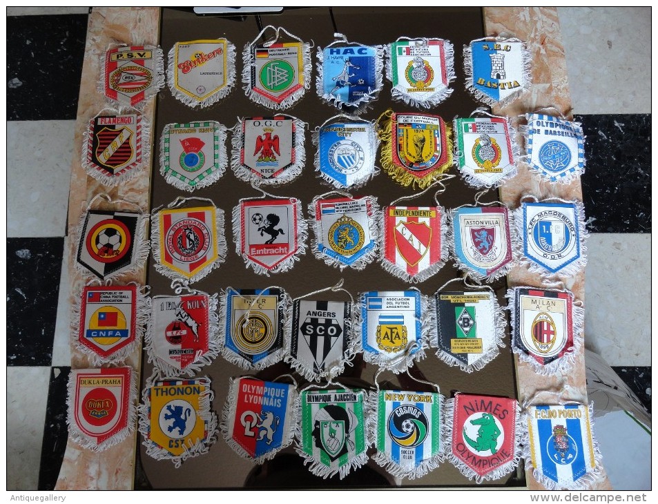 COLLECTION DE 100 FANIONS DE CLUB DE FOOTBALL - Uniformes Recordatorios & Misc