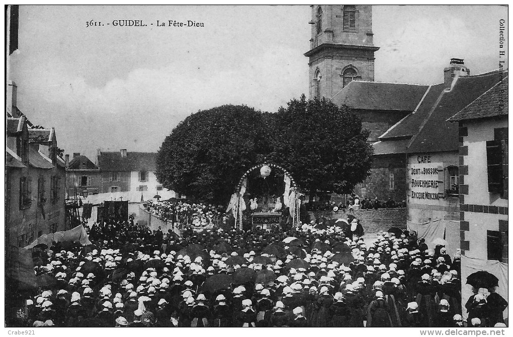 56 GUIDEL  LA FETE DIEU    TRES ANIMEE  COSTUMES BRETONS - Guidel