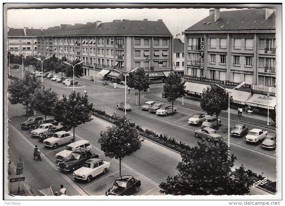 SAINT NAZAIRE 44 - Avenue De La République Automobiles 403 Camionnette DS 404 ... CPSM Dentelée GF - Loire Atlantique - Saint Nazaire