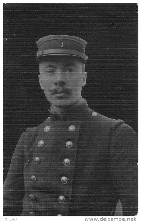 Carte Postale Photo Toilée Militaire Du 1 Er Régiment - Soldat Avec Moustache-Casquette-Veste Bouton - - Uniformen