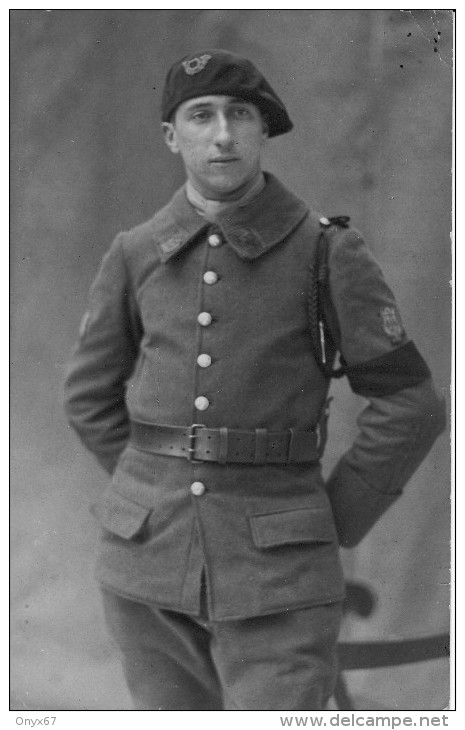 Carte Postale Photo Militaire Français 2 ème Régiment De Bataillon De  Chasseurs à Pied-Brassard Noir-Béret-Fourragère- - Uniformen