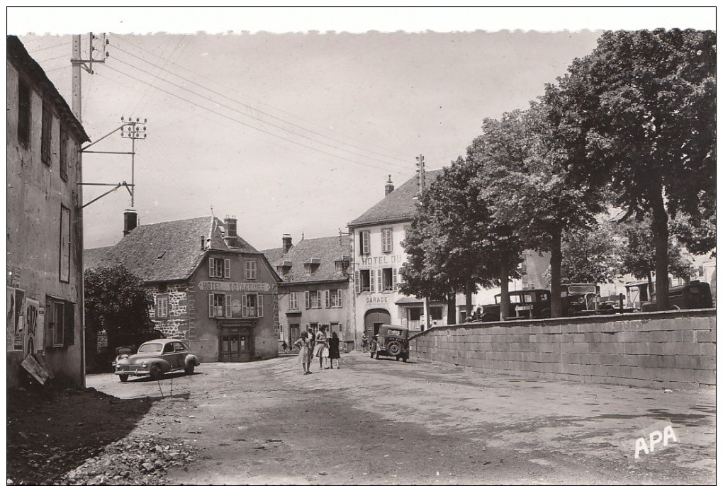 Neuvéglise. La Place. Hôtel Des Voyageurs. 203 Peugeot. - Otros & Sin Clasificación