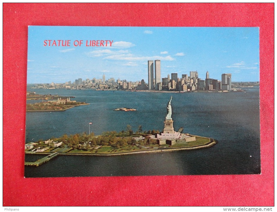 Statue Of Liberty Twin Towers Back Ground Not Mailed  Ref 1300 - Manhattan