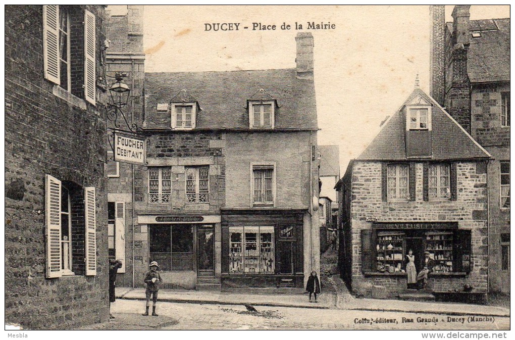 CPA -   DUCEY  (50)  Place De La Mairie   (nombreux Commerces Avec Leurs Noms ) - Ducey