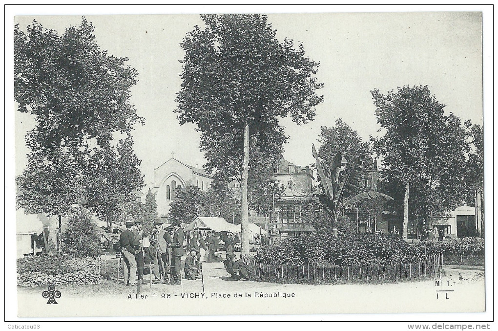 VICHY (Allier) - Place De La République - Animée - Vichy