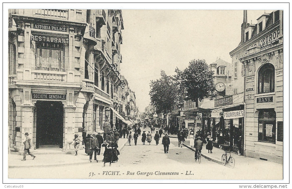 VICHY (Allier) - La Rue Georges Clémenceau - Société Générale - Astoria Palace - Animée - Vichy