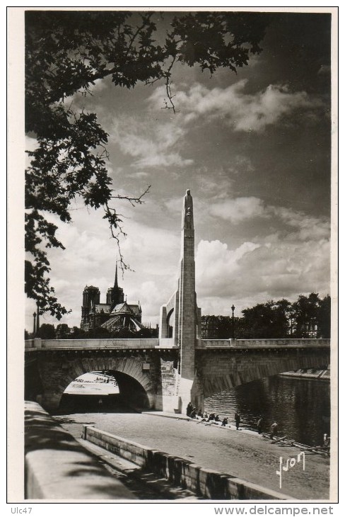 - PARIS - Statue De Sainte Geneviève Et Notre-Dame - - Autres Monuments, édifices