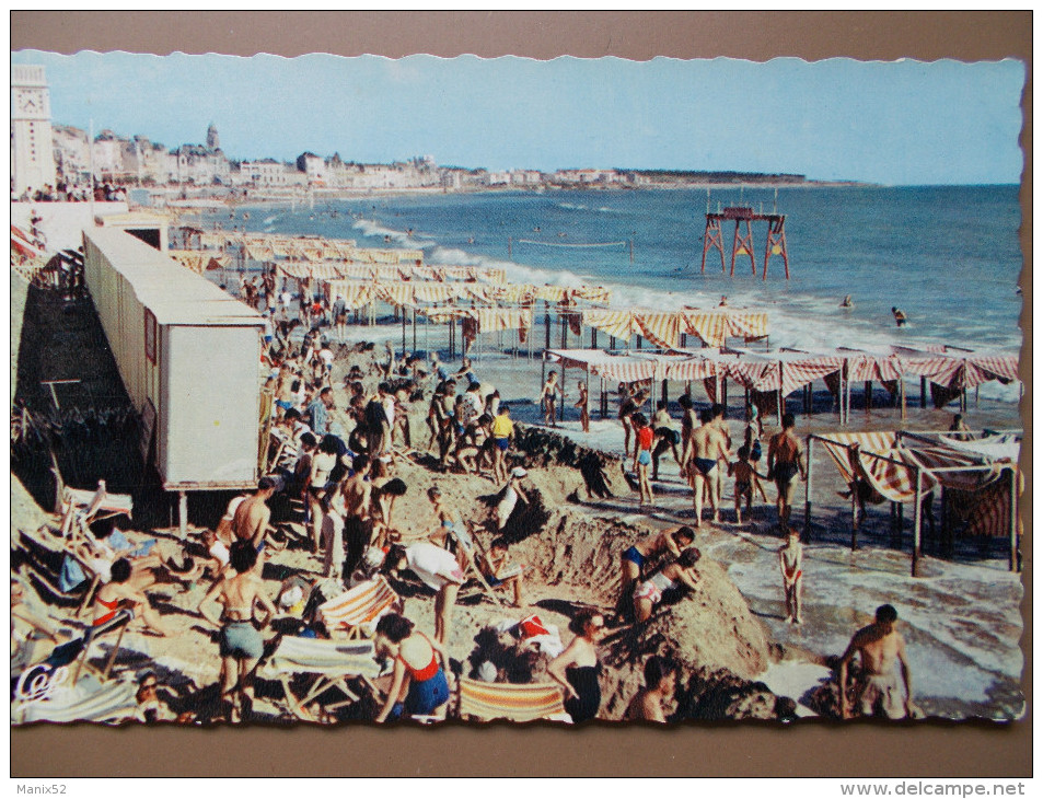 85 - LES SABLES D' OLONNE - La Plage (Les Cabines, Les Châteaux De Sables à Marée Haute...) CPSM - Sables D'Olonne