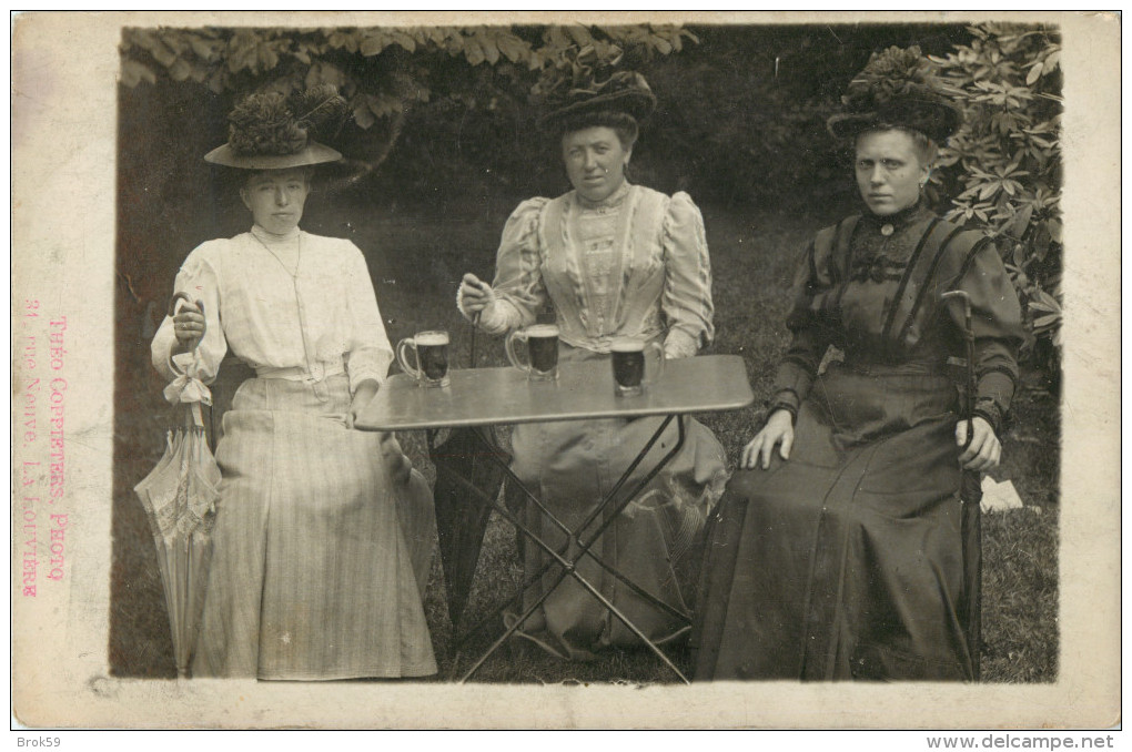 LA LOUVERE - BELLE  CARTE PHOTO DE 3 DAMES PRENANT UN VERRE ( BIERE ) - PHOTO THEO COPPIETERS 31 RUE NEUVE - La Louvière