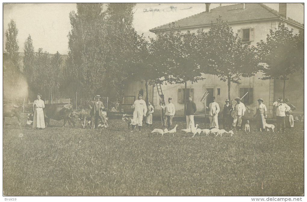 BELLE CARTE PHOTO DE 1922 D UNE FERME  - ELEVAGE - OUVRIERS AGRICOLES - SOLDATS - Fermes