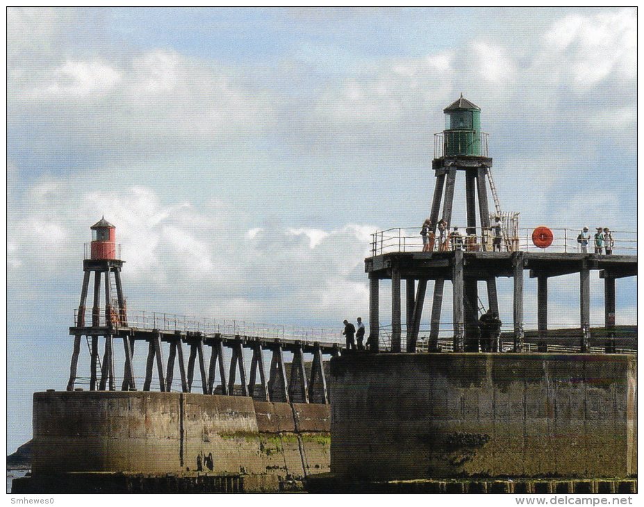 Postcard - Whitby Outer Harbour Lighthouses, Yorkshire. SMH37 - Lighthouses