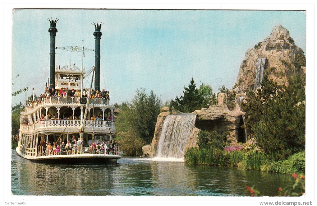 Etats Unis - Disneyland - The Mark Twain Steamboat Passes Cascade Peak And Its Beautiful Waterfalls - Anaheim