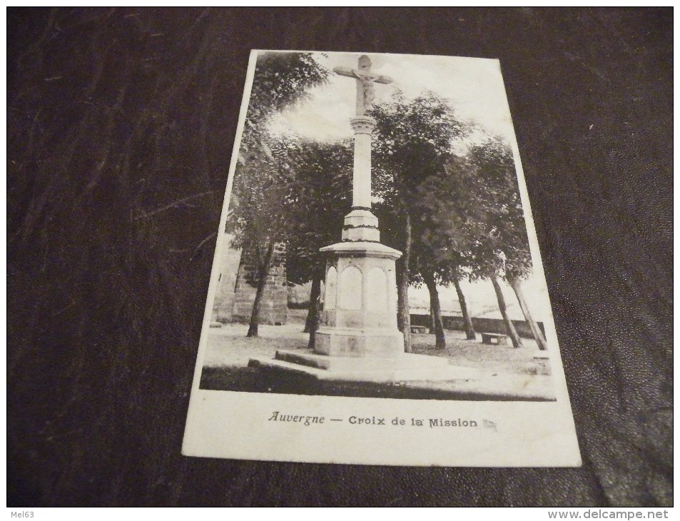 A124..CPA..Thème..CALVAIRE...AUVERGNE..Croix De La Mission.....rare Beau Plan ..écrite & Voyagée 1931 - Monuments