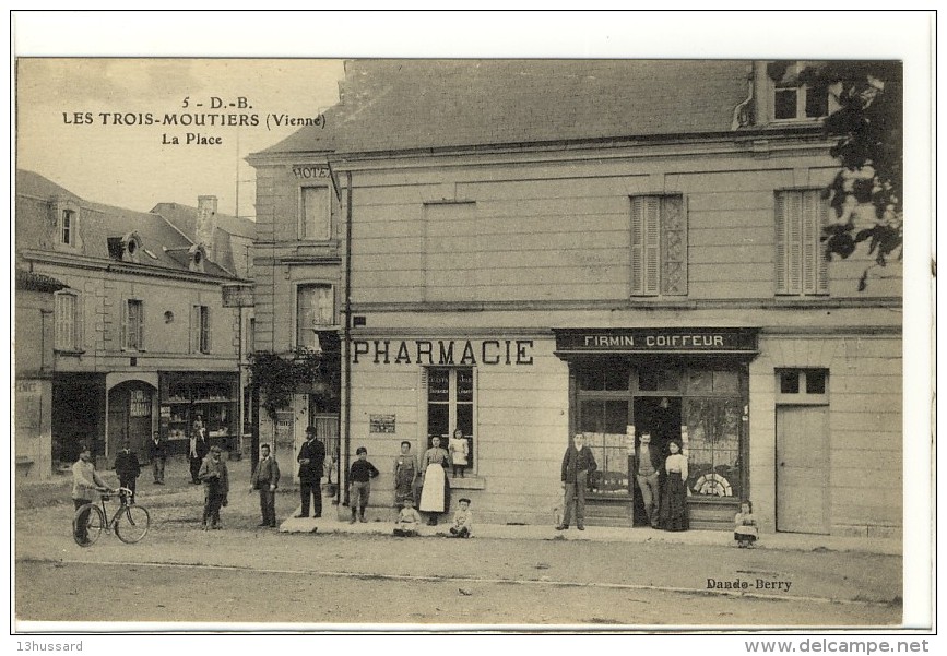 Carte Postale Ancienne Les Trois Moutiers - La Place - Pharmacie - Les Trois Moutiers