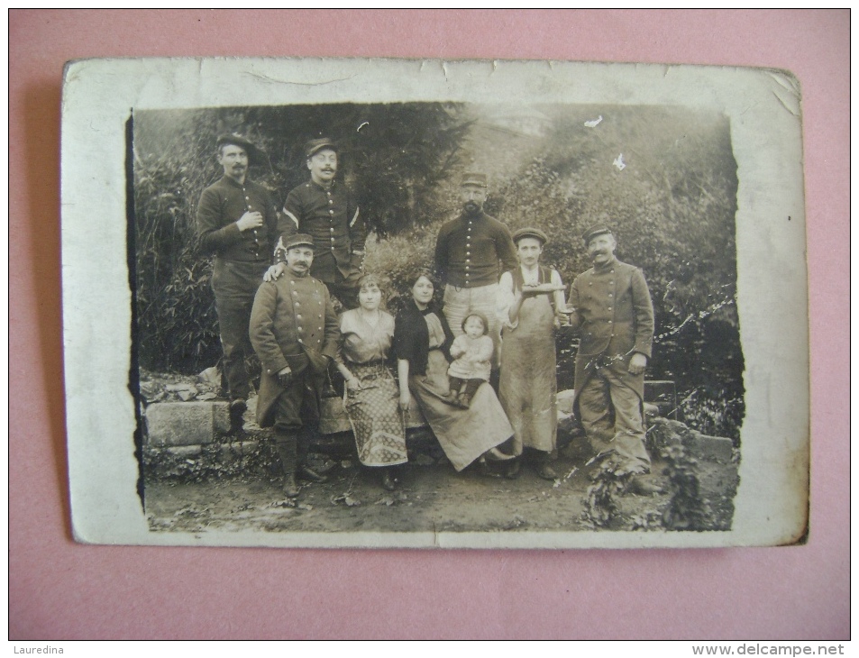 CARTE PHOTO  SAINT LAURENT SUR GORRE    GROUPE DE PERSONNES - ECRITE EN 1914 - Saint Laurent Sur Gorre