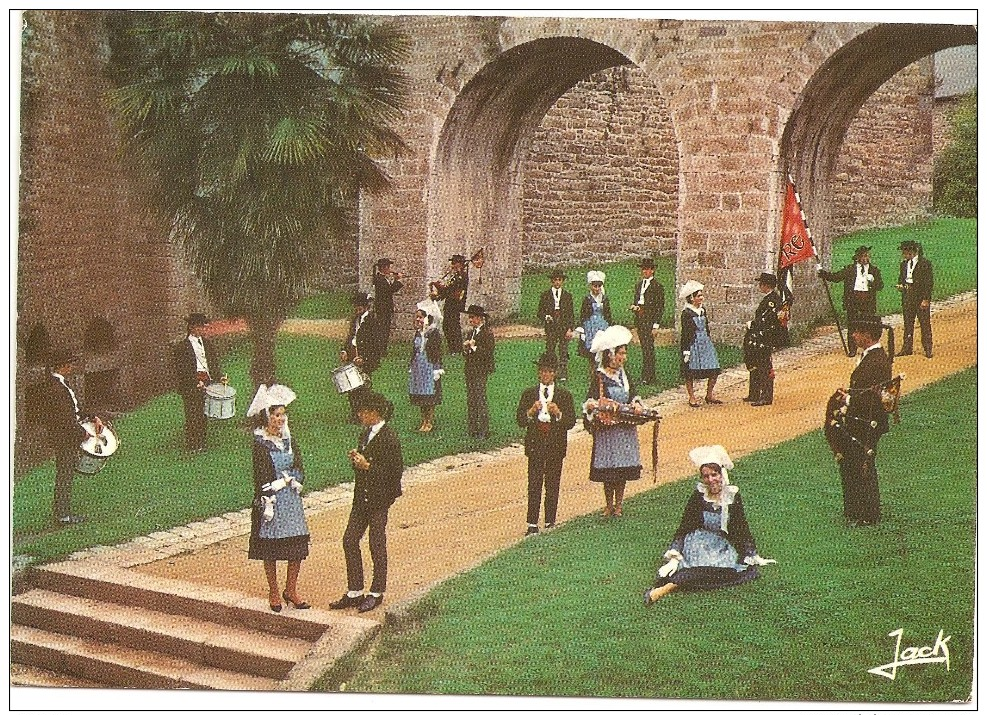 CPSM FRANCE 22 COTES D'ARMOR DINAN - Le Cercle Du Poudouvre Dans Les Fossés Du Château - 1969 - Dinan