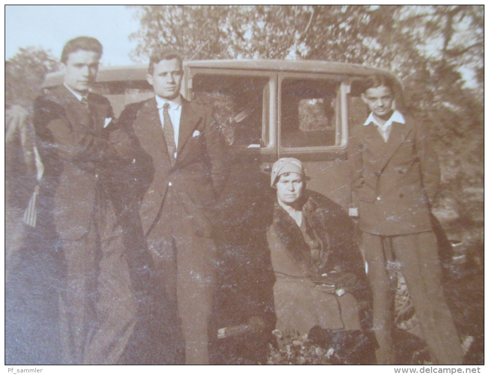 Foto Mit Familie Und Altem Auto / Oldtimer. Frankreich?? 1940er Jahre?? - Automobile