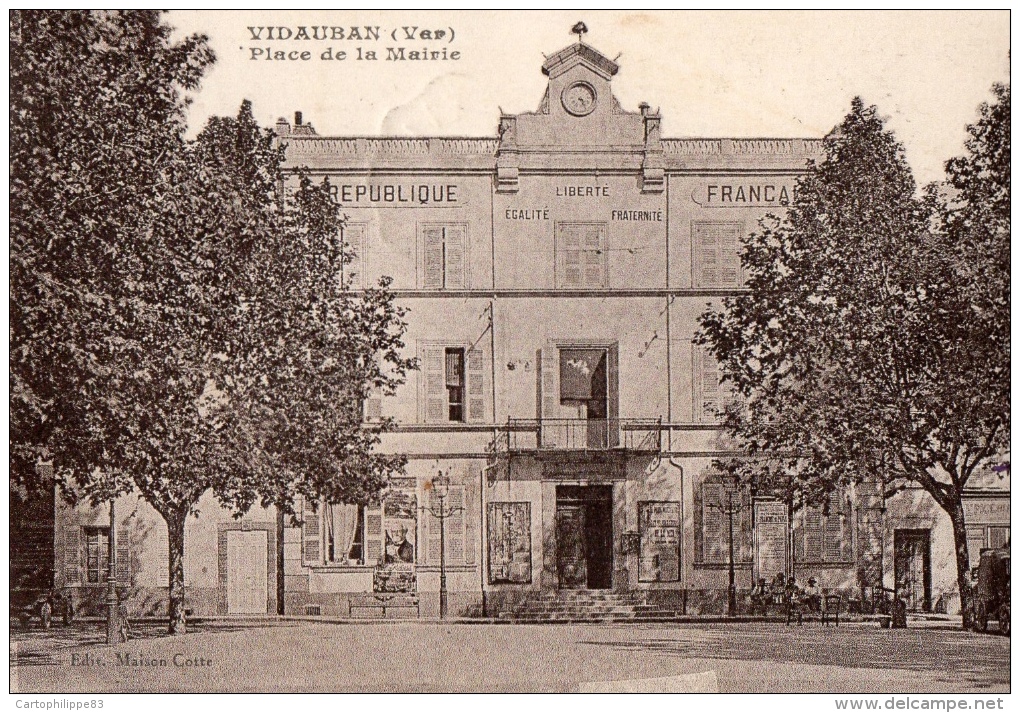 VAR 83 VIDAUBAN LA MAIRIE VOITURE ANCIENNE ET LA MAISON FAMILLE MOREAU MARIE YVONNE ET RENÉ - Ollioules