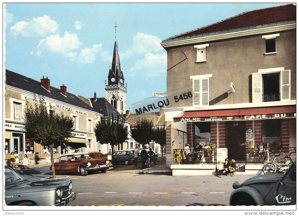 AUNEAU - La Place Du Marché - Auneau