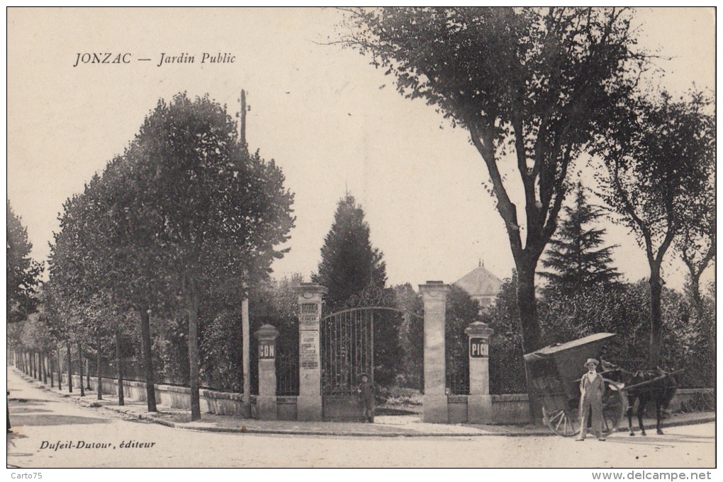 CPA FRANCE 17 " JONZAC / JARDIN PUBLIC / ATTELAGE  " /  EDITEUR DUFEIL DUTOUR - Jonzac